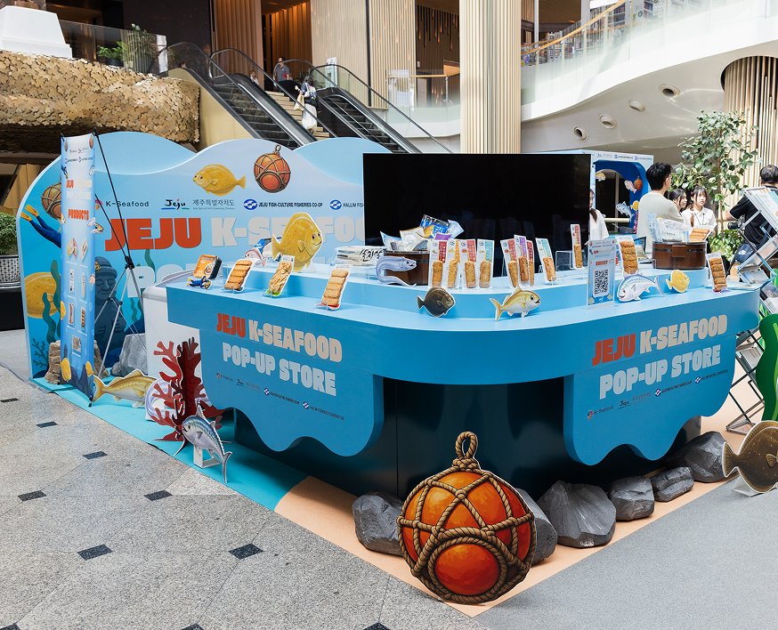 The built pop-up store seen from the mall floor